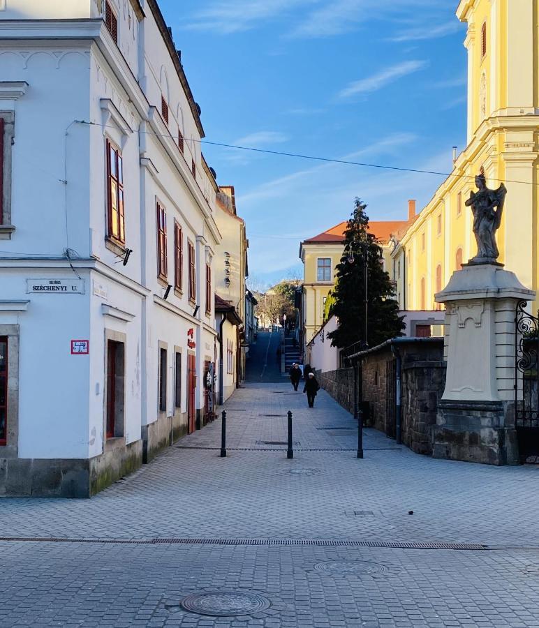 Urania Apartmanhaz Eger Exteriér fotografie